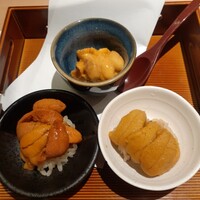 すし尽誠 - うに３点食べ比べ、左からバフン、塩水、むらさき