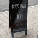 CRAZY PIZZA - 店内に入りカウンターに座ると、6分の1サイズの子供用ピザの案内が。安いのか？足りるのか？