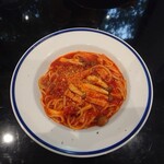 Casual Dining Ebi - ベーコンとトマトのトマトパスタ　配膳時の画像