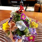 五感 - 生ハムとお花のサラダ