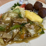 Kuuron - 八宝菜と肉団子唐揚に生野菜とパイナップルがついていました
