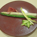 イタリアンレストラン Zucca - 白、緑の二色のアスパラガスの一皿