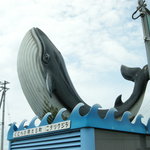 いろりや - ＜ニタリクジラの電話BOX＞街中いたるところにクジラのオブジェが。