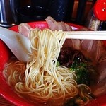 大学ラーメン - バリ硬の細麺。