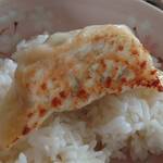 湘南茅ヶ崎 幸福餃子 - サイズはジャンボで、8〜9cmはあります