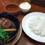 グラッチェ - まるごとカマンベールチーズとデミグラスのハンバーグ