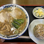 突撃ラーメン - 料理写真:ラーメン、半炒飯