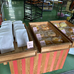 天然こうぼぱん とことこ - パン工場の売店、この奥は、ホンマの工場なりね(^_-)