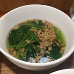 キッチン ブルー グローブ - ほうれん草スープのアップ