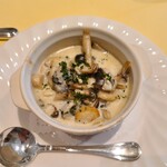 シェ・アキラ - 牡蠣とキノコと半熟卵の温かいココット