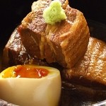 旬の鮮魚と魂の煮込み 照 - トロットロに煮込んだ角煮が旨い「糸島産豚の角煮 半熟玉子添え」