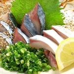 旬の鮮魚と魂の煮込み 照 - 日替わりでお出しする刺身。お品書きはスタッフにお尋ね下さい。