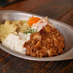 カレー屋 ヒゲめがね - カレー2種類盛り（左：バターチキンカレー、右：パキスタンカレー）