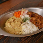 カレー屋 ヒゲめがね - カレー2種類盛り（左：バターチキンカレー、右：パキスタンカレー）