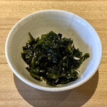 捏製作所 - 鳴門糸わかめと成清海苔、松庫の生からすみ和え 590円