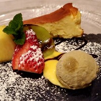 Un Son Benir - チーズケーキ、ピスタチオアイス、パイン、キュウイ、イチゴ