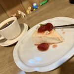 Tsukino Hinata - いちごのチーズケーキ¥520・ホットコーヒー¥450