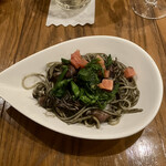 ラ･マンチーナ - ホタルイカと菜の花のイカスミパスタ