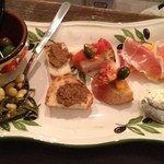 ペルラヴィータ - 前菜盛り合わせ　自家製リコッタチーズと宮古島のマンゴーに合わせた生ハムが秀逸