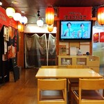 炭焼 豚丼 小豚家 - フードコートの客席