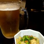 Sandabado - 生ビールとお通し。お通しはメンマとレンコンの炒め物。