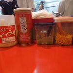 家系総本山 吉村家 - 卓上の豊富な味変アイテム！