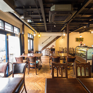 窓からの明かりがさす明るい店内