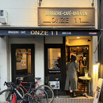 Brasserie Café ONZE - 店内のガヤガヤ賑わい加減、席の密度が高い感じがまるで海外に来ているようで最高でした。そしてもちろんお洒落。見せかけじゃないお洒落さ、、