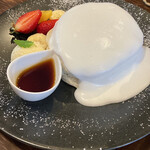 王様のたまご - ふわふわパンケーキ　メープルシロップ添え