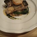 パリ4区 - 天然鮮魚と帆立貝のポワレ ローズマリー風味の白ワインソース