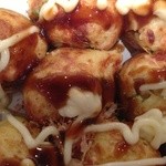 道頓堀　くくる - 調味後のたこ焼きのアップ