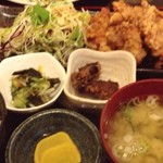 Shirousagi - お昼のランチ
                        唐揚げ定食
                        650円
                        こちらも、バリうま