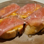 ザ プールサイド - おつまみ①生ハムとチーズバゲットの大崎上島産蜜柑蜂蜜掛け(税込880円)
お洒落なんですが蜂蜜がたっぷりで私には甘めでした。