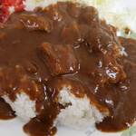 カレーハウスデリー - ルーが濃い色。福神漬けをオン