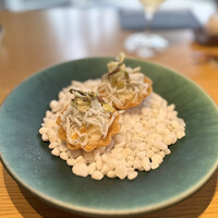 メシモ - ②ジャガイモペースト、釜揚げしらす、ルッコラの花