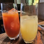 ピッツェリア ダル リッチョロ - ブラッドオレンジジュース（左）とリンゴジュース