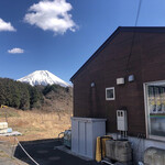 ファミリーマート - 後ろに富士山