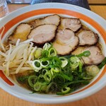 ラーメン大将 - チャーシューとネギ、モヤシがトッピングされている。