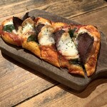 肉男 - 肉とスカモルツァのピザ