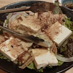 海鮮×日本酒 完全個室居酒屋 まぐろ奉行とかに代官 - かつお節豆腐野菜サラダ