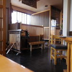Takumi Ichisawa - 入口付近のテーブル席