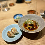 Chinese restaurant KUE - ヨダレドリの絶品のタレと薬味で、焼き餃子もイイ！　絶品のタレは、勿体無いので残さずいっちまう　笑