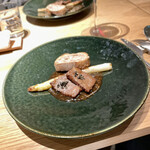 Chinese restaurant KUE - 肉とホワイトアスパラ　絶品ソースを大船のドイツパンで残さず頂く、肉に乗った黒胡椒はそれだけでも赤ワインのアテになる！