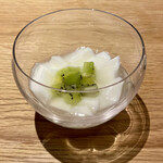 Chinese restaurant KUE - キウイの和えた杏仁豆腐が上品で旨い！