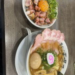 鶏そば啜る - 鶏中華そば全部のせ大盛(1050円)＋レアチャーシュー丼（並）(390円)