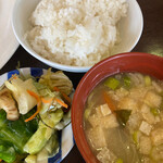 Resutoran Karubo - ライス.味噌汁.漬物.
                        (お替り可/セルフサービス)
                        白飯はパサついていた…味噌汁、漬物はフツー…