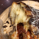 ブッチャー・リパブリック 横浜赤レンガ シカゴピザ＆ビア - 溢れてるチーズ