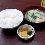 焼肉 松坂 - ご飯、みそ汁、漬物