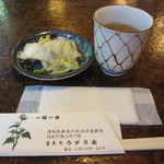 うずら家 - 先にお漬物がサービス