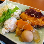 Washoku Sato - 牛肉とさといもの煮物とチキンカツ